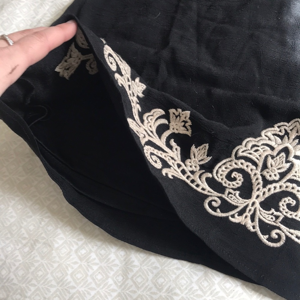 L u l u’ s • Black embroidered shift dress - Picture 5 of 7